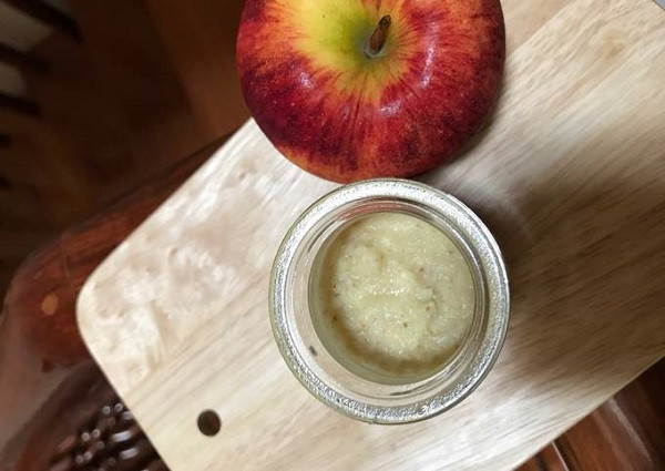 Chọn táo tươi mọng nước để bánh có hương vị tốt nhất