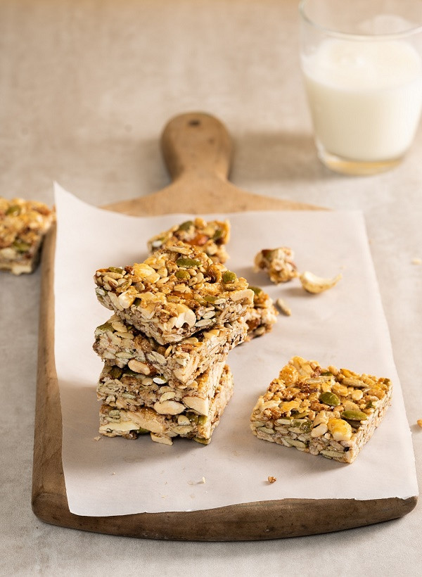 Thanh hạt dinh dưỡng cung cấp nhiều chất xơ tốt cho hệ tiêu hóa.